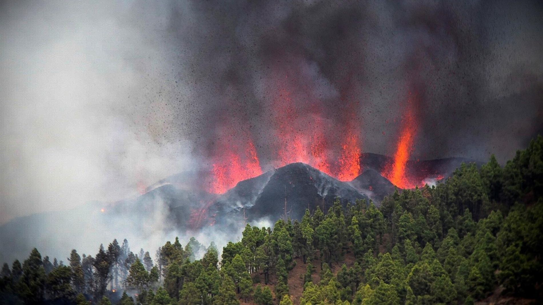 Bombardear el volcán de La Palma será un disparate, pero sí que es posible modificar una colada: esto es lo que sabemos sobre las veces que se ha intentado